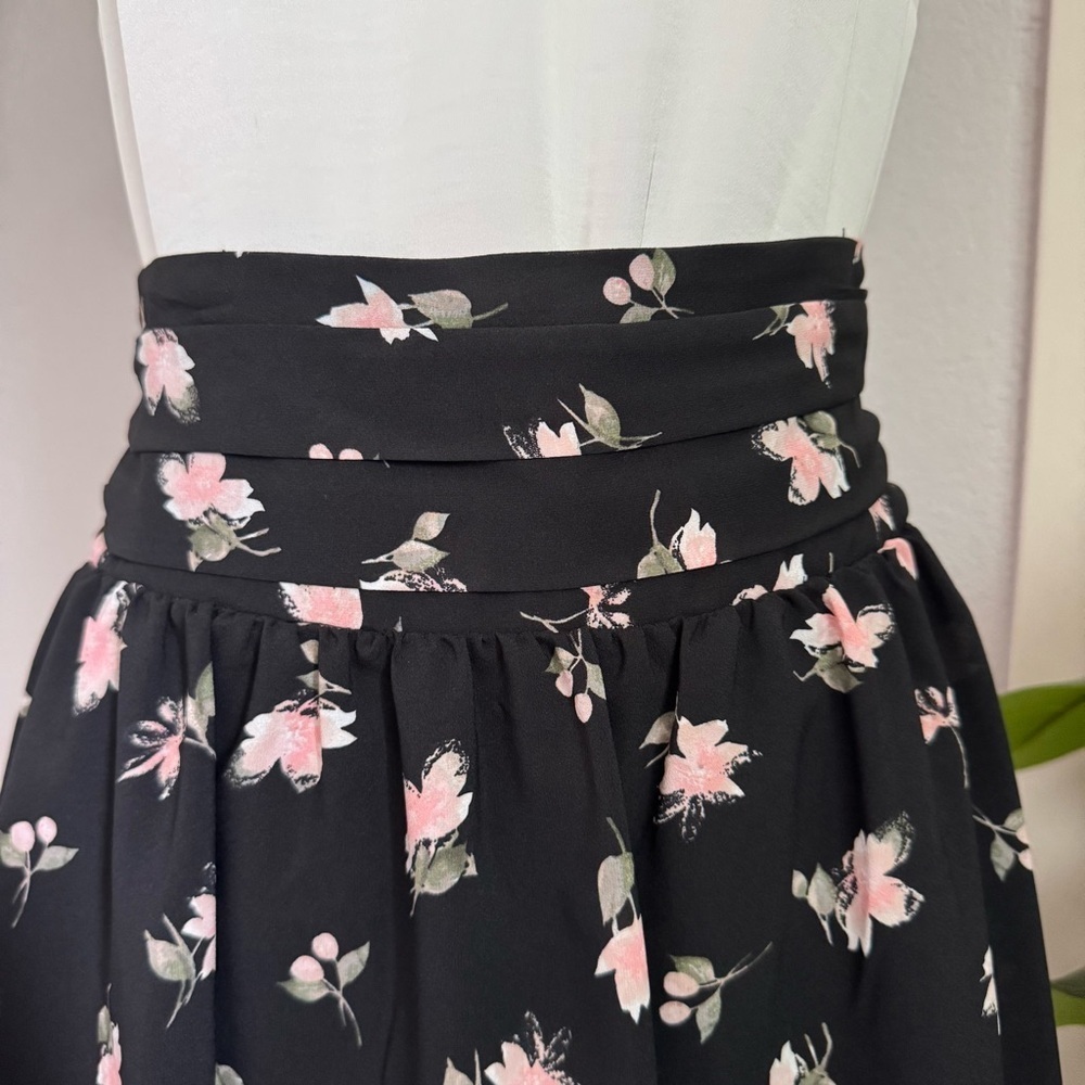 New York & Company Midnight Bloom Smocked Floral Mini Skirt Black XS NWOT - Picture 4 of 8